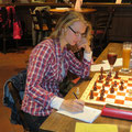 MSV-Spielabend 10.10.: Unsere Swantje in Denkerpose! Was viele gar nicht wissen: In ihren beruflichem Umfeld betreut sie eine Kinder-/Jugend-Schachgruppe.