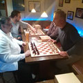 Spielabend 26.9.14:Zwischendurch war auch noch MSV-Vorstandsvorsitzender Bernd Hahn (nicht im Bild) vor Ort. Er zeigte sich begeistert von der Entwicklung der Schachabteilung und begrüßte unser Neumitglied Marcel (links neben Thomas).