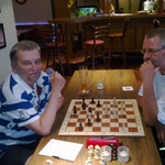Neuzugang Gunnar (links im Bild), der dem Macher des gut besuchten Mariendorfer Schachsommers 2013 gegenüber sitzt: MSV-Schachtrainer Sascha Sarre.