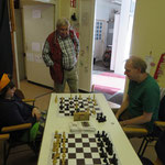 Drei Generationen rund um ein Schachbrett. Das gelingt nicht vielen Hobbys oder Sportarten und auch in der Gemeindearbeit ist das eine besondere Herausforderung. Für die MSV-Schacher ein toller Tag, die vier Bretter waren fast immer voll belegt.....