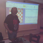 ChessBase-Profi Bernhard vor seinen Geräten. Kurz vor Workshop-Beginn 19:15 Uhr ahnte noch niemand, dass das Interesse der Teilnehmer bis 23:15 Uhr anhielt!