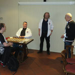 Günter und Schiedsrichter Bernhard begrüßen die Gäste der SG Lichtenberg, vorne links Brett 1: Olaf Sill gegen Olaf Ritz