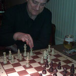 Unser Gast Uwe, der als Kind schon seinen Opa im Schach besiegte und sich gegen die etablierten MSV 06-Schacher tapfer werte!