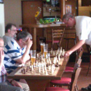 Schnappschuss 1 vom Spielabend 26. Juli - Simultan gegen MSV-Schach-Trainer Sascha (links Konrad, Gunnar und Thomas)