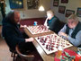 Schiedsrichter Bernhard war selbst schon eine Runde weiter und hatte als Turnierleiter einen leichten Abend. Also gab er einige Simultan-Runden gegen den "Schachnachwuchs" aus der MSV-Seniorenschach-Gruppe... dort spielt man eh viel lieber ohne Schachuhr!