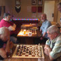 Nach dem Schach-Training noch einige freie Partien! Hinten rechts unser Gast von der BSG Alcatel: Walter Linkermann