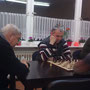 Schachtraining mit Gunnar (am Brett mit den schwarzen Steinen): Freies Spiel und Hinweise zu Tipps und Tricks auf dem Schachbrett wechselten sich ab. Von der Seite beobachtet der "Koordinator Seniorenschach im MSV 06" die Partie.